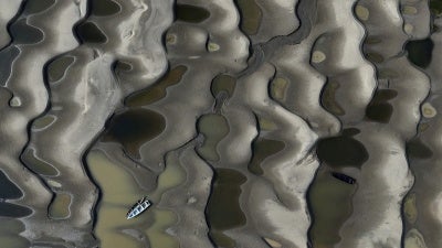 Barcos encalhados em bancos de areia expostos devido à seca no Rio Solimões, um dos maiores afluentes do Rio Amazonas, durante a seca mais intensa e generalizada que o Brasil já enfrentou desde o início dos registros em 1950, perto de Manacapuru, estado do Amazonas, Brasil, em 30 de setembro de 2024.