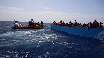 فريق من "أطباء بلا حدود" ينفذ عملية إنقاذ في البحر الأبيض المتوسط، 19 سبتمبر/أيلول 2024.